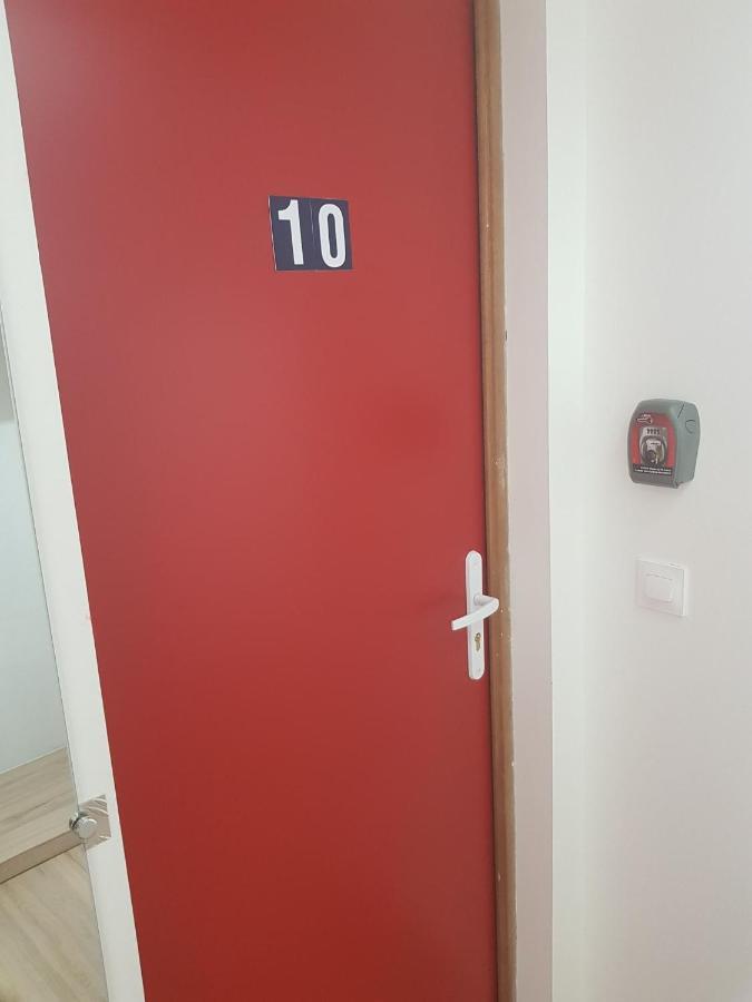 10 - Joli Studio Avec Deux Lits, Tout Equipe Pour 1, 2 Ou 3 Personnes Maximum, Vue Sur Parc Arbore, Parking Privatif Gratuit, Grand Fourgon Possible, Tout Le Linge De Maison Est Fourni Razac-sur-lʼIsle Eksteriør bilde